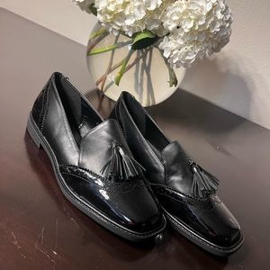 Boohoo Women’s black tassel loafers
Women’s 9
Super cute shoe…brand new!